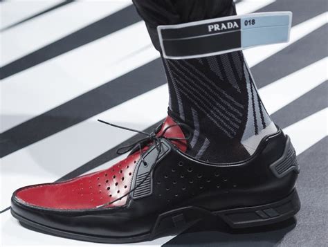 come vestono le scarpe prada uomo|Le iconiche sneakers da uomo di Prada su FARFETCH.